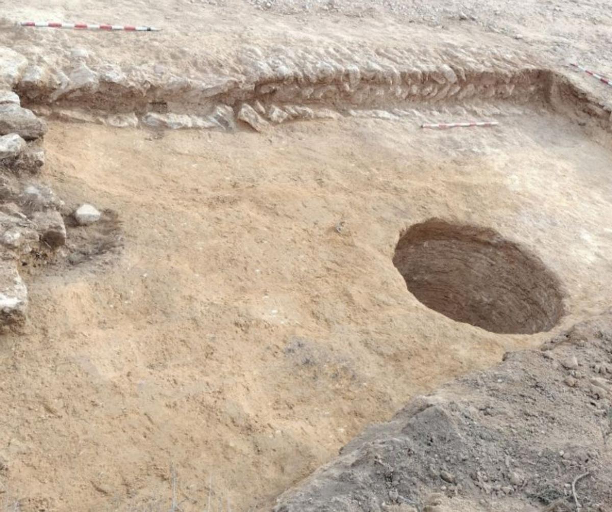 Vista de la cata, muros y pozo.  | F. CARNICERO