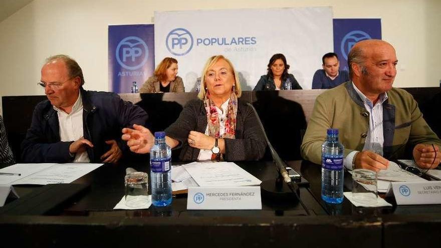 Mercedes Fernández, al inicio del comité ejecutivo regional del PP, entre el coordinador regional, José Agustín Cuervas-Mons (a la izquierda), y el secretario general, Luis Venta.