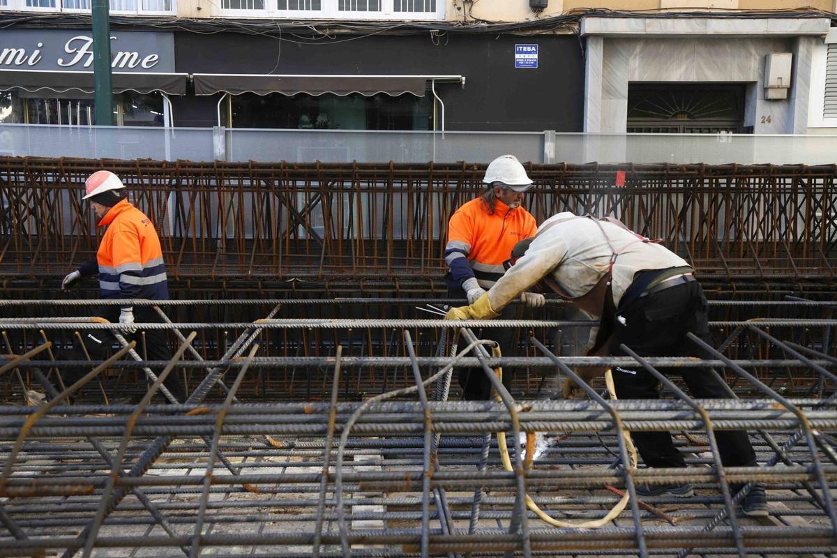 Visita de las consejeras de Fomento, Rocío Díaz, y de Economía, Carolina España, a las obras del metro de Málaga en Eugenio Gross