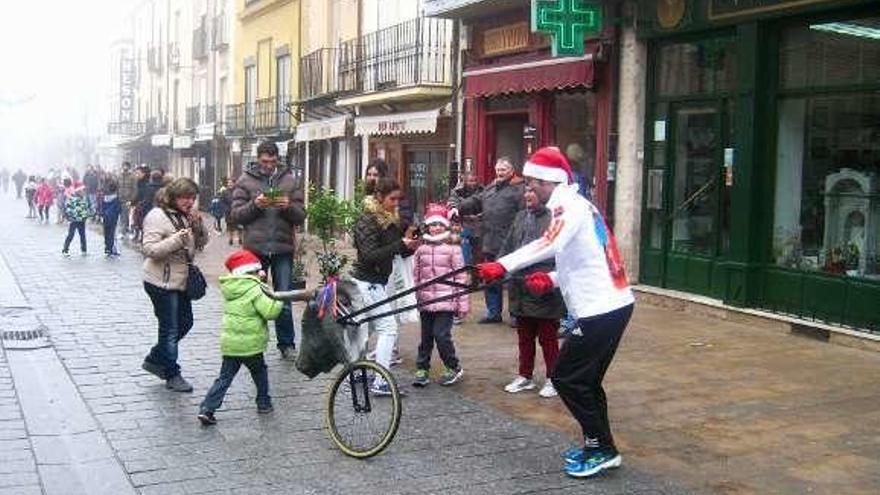 Niños y adultos disfrutan de un encierro organizado por el colectivo.