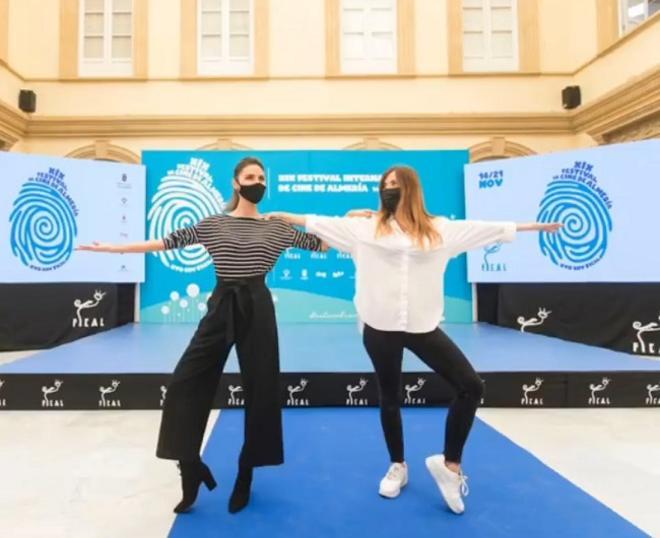 El look de Amaia Salamanca con pantalones 'culotte' y botines en el Festival de Almería