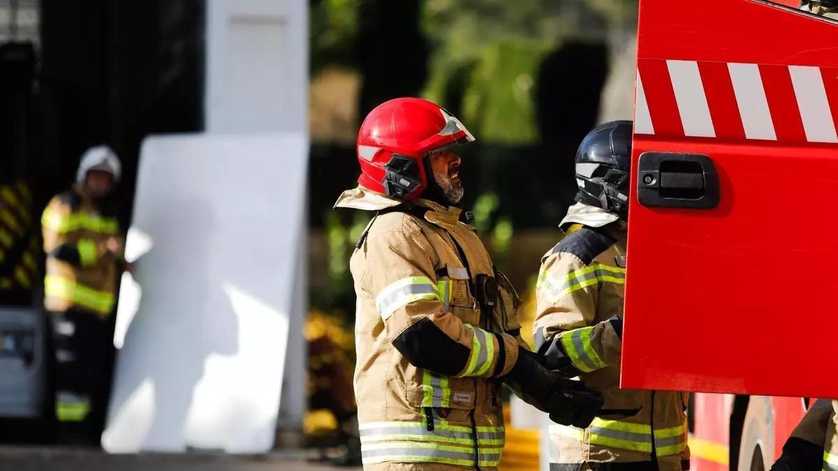 Dos bomberos de Ibiza en el Parque Insular