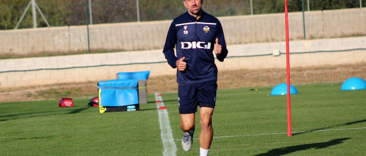 Pablo Hernández, entrenando al margen, en la sesión preparatoria del CD Castellón en Marina d&#039;Or.