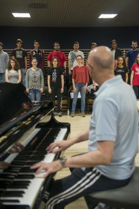 Sesión de expresión corporal en los ensayos del Joven Coro de la Fundación Princesa de Asturias