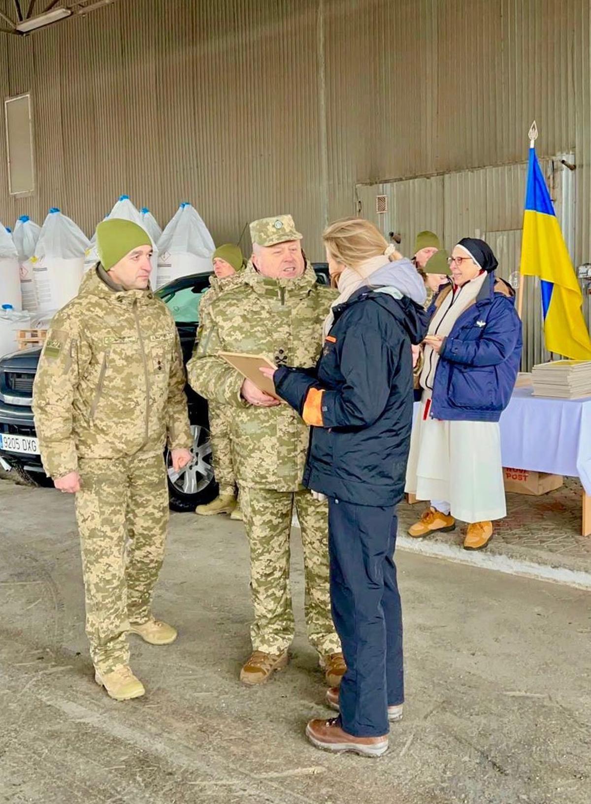 Imatge de l’expedició, ja a Ucraïna, amb militars atenent Mireia Ferré | ARXIU PARTICULAR