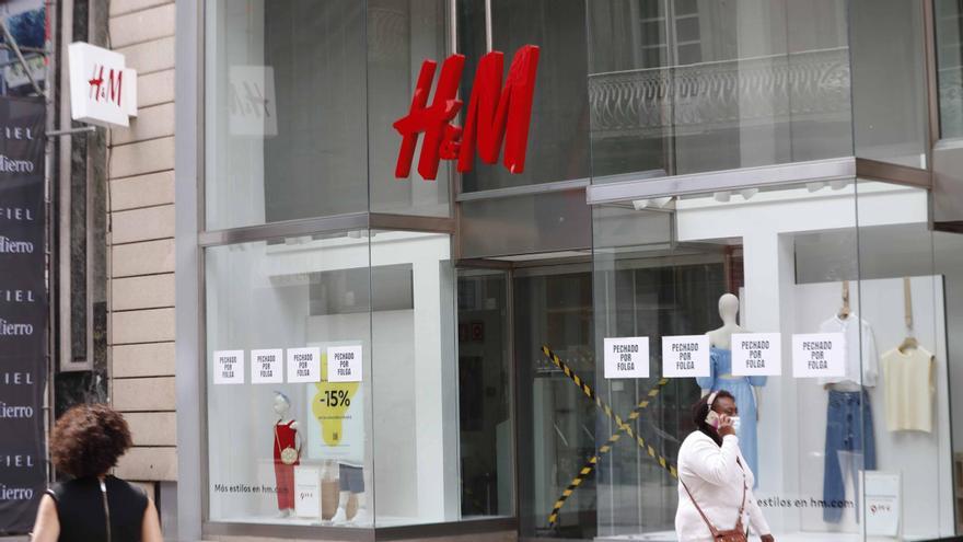 Tienda de H&amp;M ya cerrada en la calle Príncipe, en Vigo.