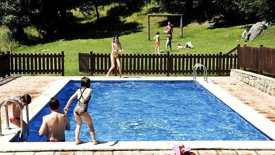 Mainada a la piscina de la casa de turisme rural La Barraca de Casserres, aquesta setmana