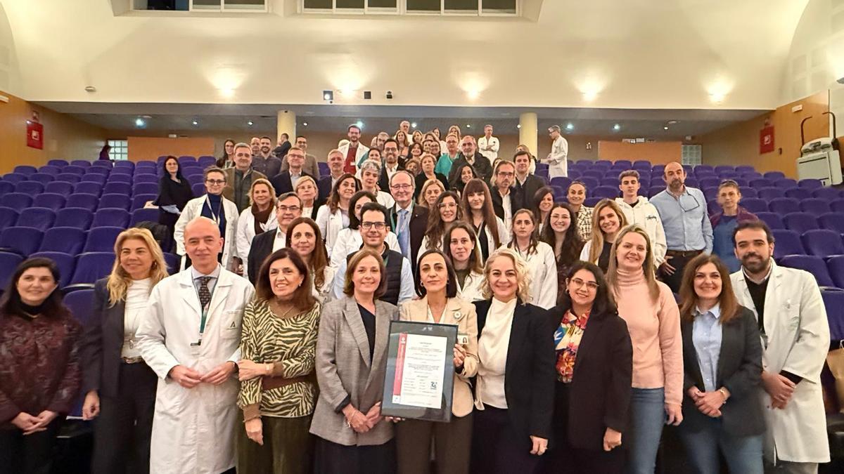 Políticos y profesionales sanitarios del hospital Reina Sofía posan junto a la certificación en el manejo de la enfermedad inflamatoria intestinal.