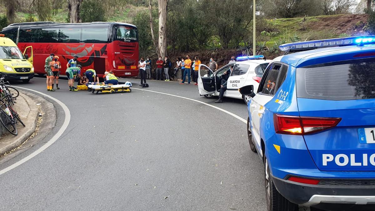 Un ciclista herido en Gran Canaria tras colisionar con una guagua