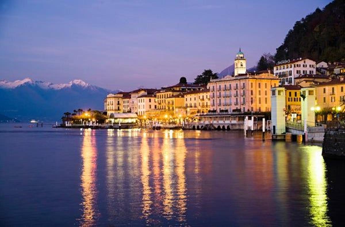 Vista al atardecer de Bellagio con los montes Valtellina al fondo.