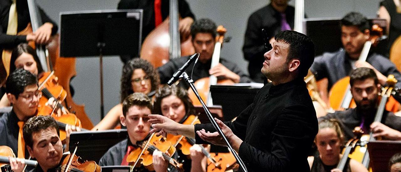 El director alicantino Jordi Francés, en una imagen dirigiendo a la Joven Orquesta Nacional de España. |