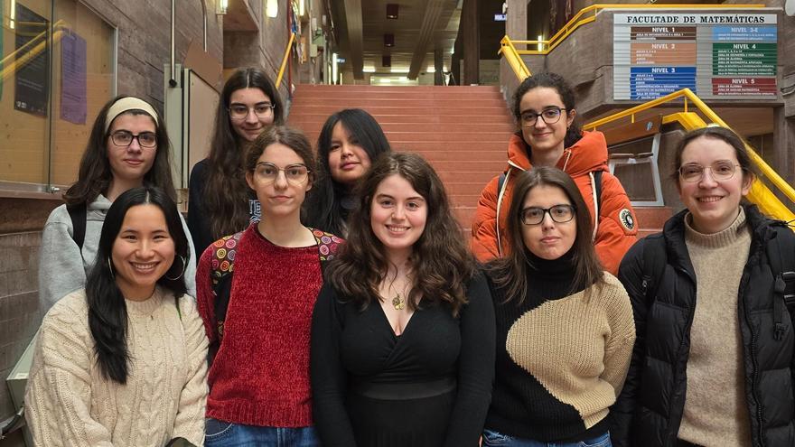 "Madrinas" y mentoras del proyecto "Aurias", con Carla Dopazo (centro, de negro).