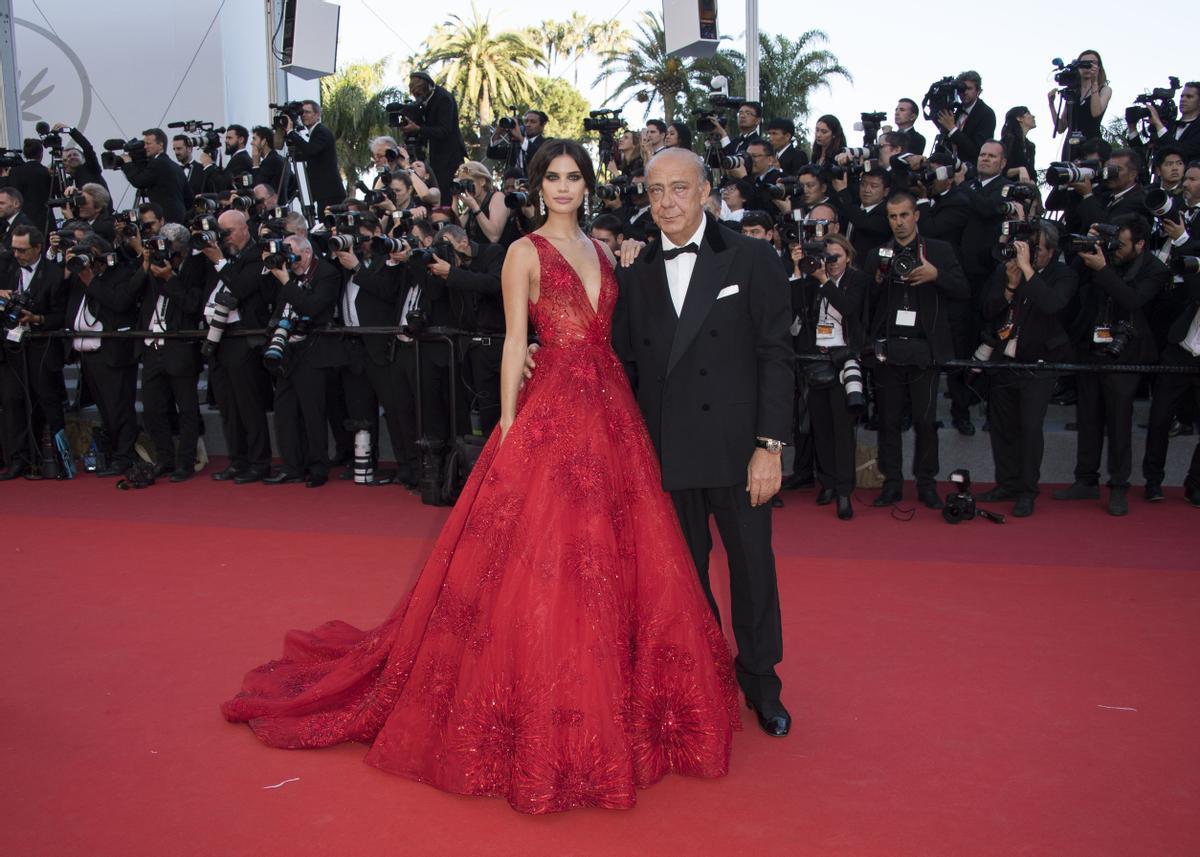 Sara Sampaio y Fawaz Gruosi en el festival de Cannes