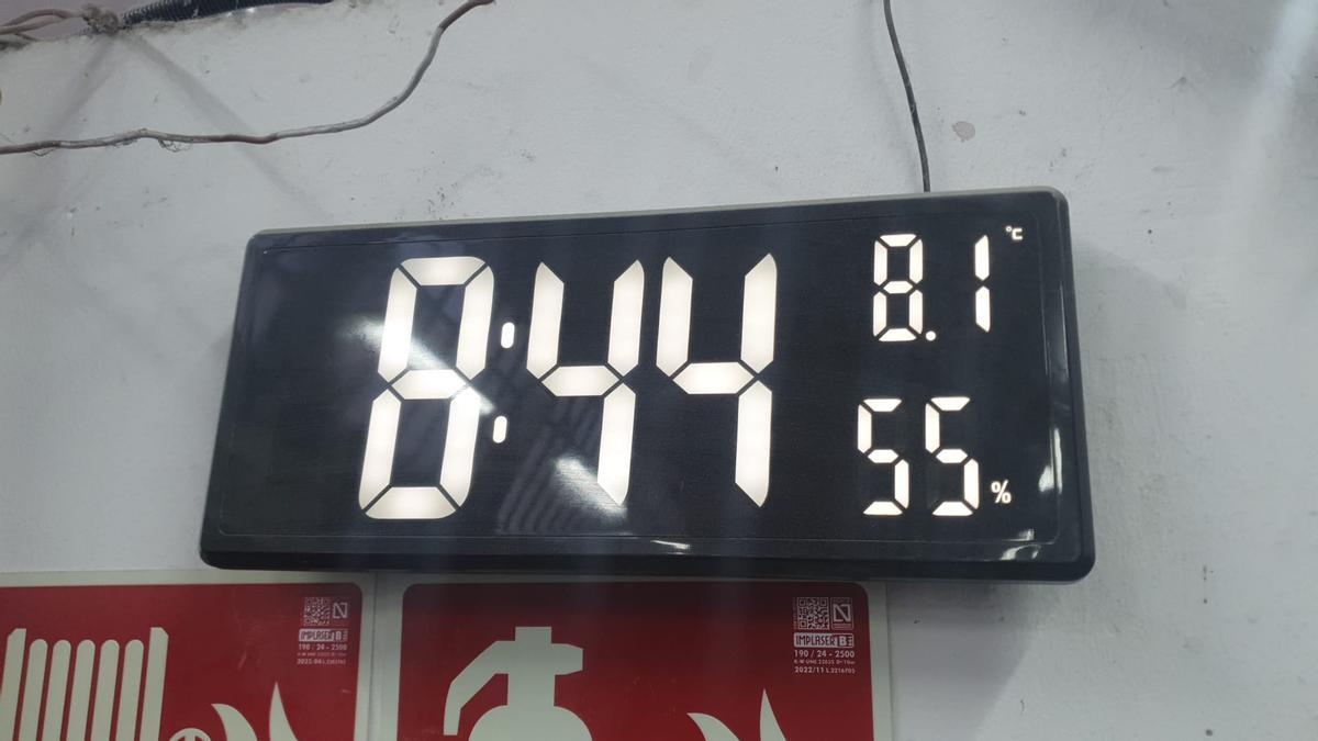 El termómetro de los talleres de FP del Virgen del Pilar marca 8,1º a las 8.44 horas, este jueves.