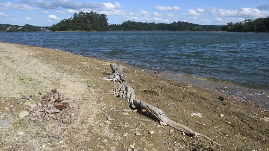 A Coruña reducirá baldeos y prohibirá el lavado de coches ante el bajo nivel de Cecebre