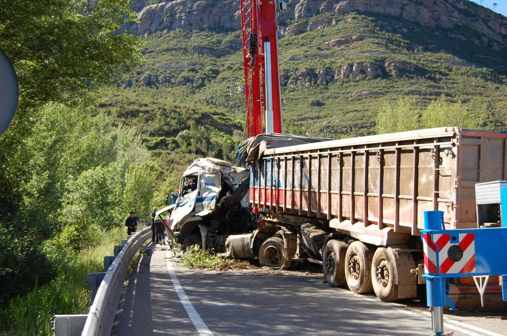 Retirada d'un camió accidentat a la C-55