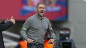 Hansi Flick, el entrenador del Barça, se enfada durante el encuentro contra el Alavés en Montjuïc.