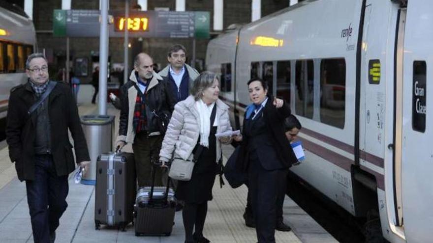 Viajeros en los andenes de la estación coruñesa de San Cristóbal. / juan varela