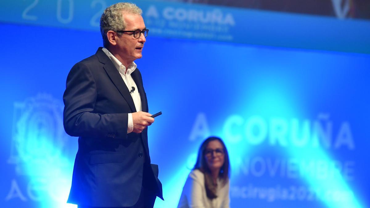 Pablo Isla habla sobre liderazgo en una reunión con más de mil cirujanos en A Coruña