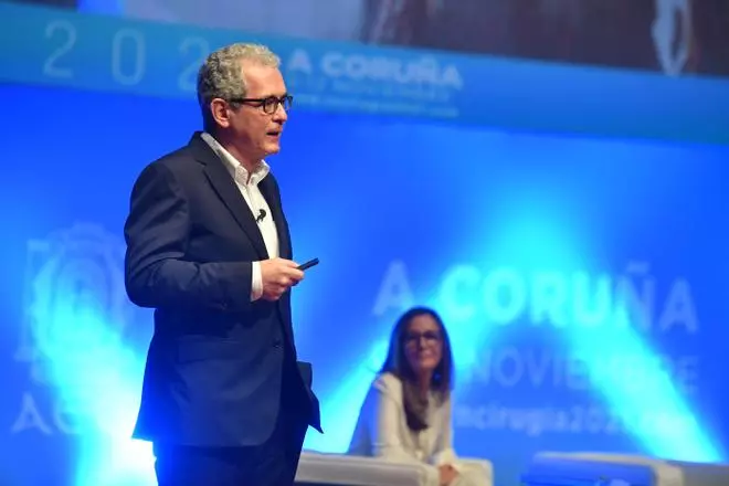 Pablo Isla habla sobre liderazgo en una reunión con más de mil cirujanos en A Coruña
