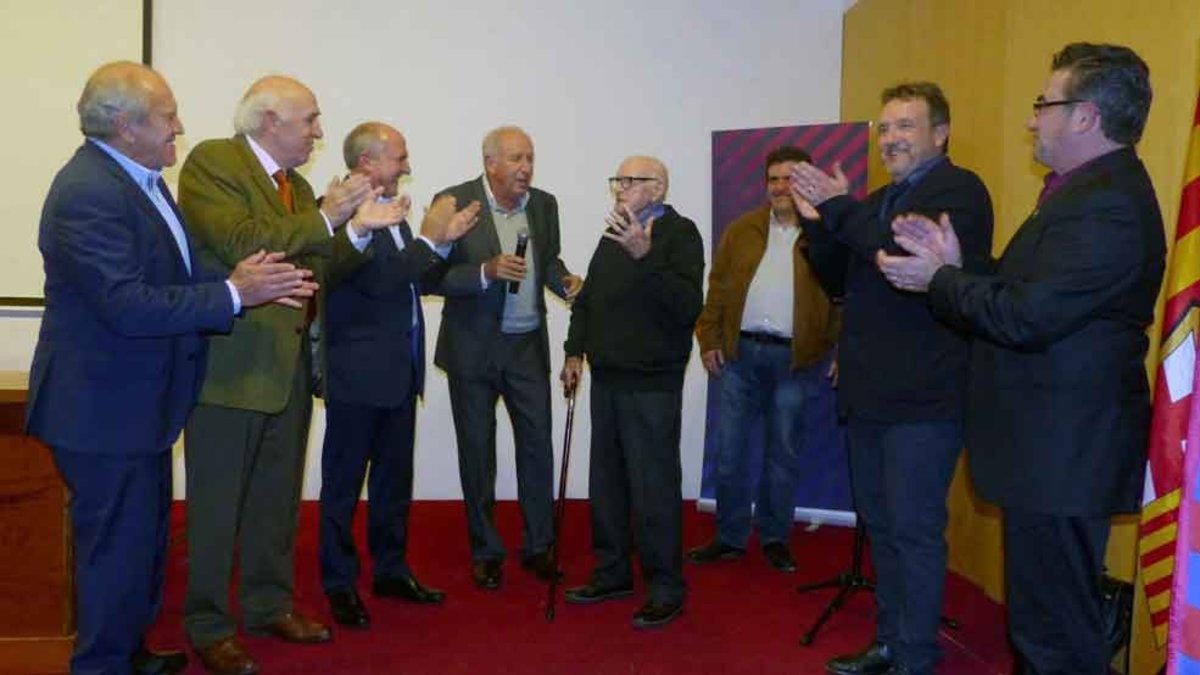 El homenaje durante el Aplec de la FPB de València i Marina Alta en Gandía. Rexach le dirige unas palabras y le rodean Zuviría, Asensi, Sánchez, Frederic Porta y los dirigentes peñísticos Salva Torres y Miquel Gomis
