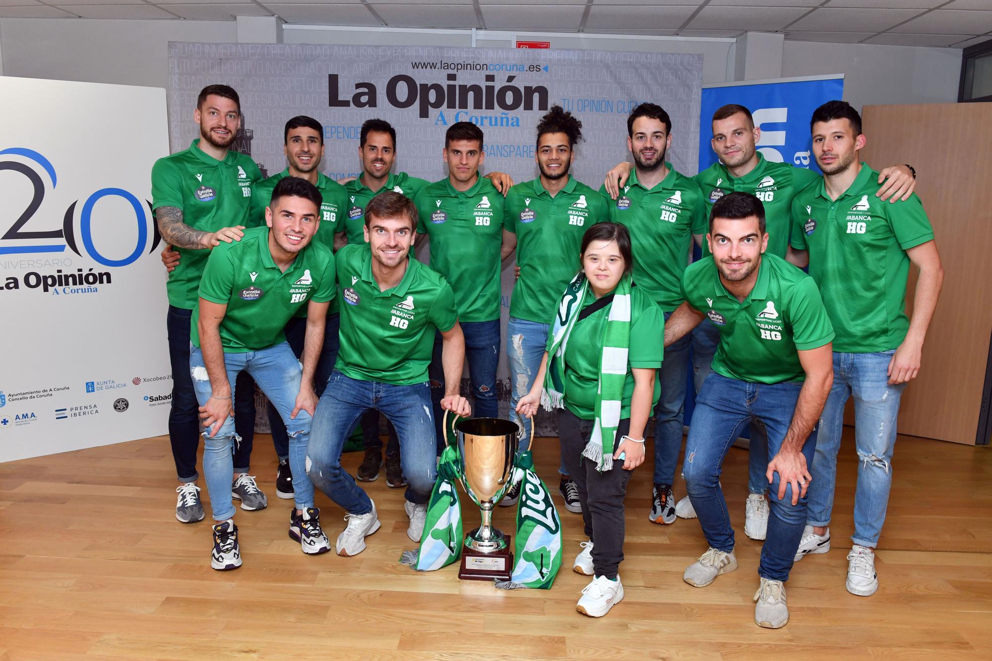 El Liceo visita LA OPINIÓN con su copa de campeón de OK Liga