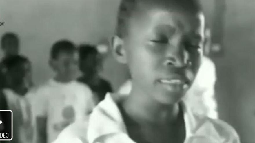 Els nens d&#039;un orfenat d&#039;Uganda versionen «Vestida de nit» de Sílvia Pérez Cruz