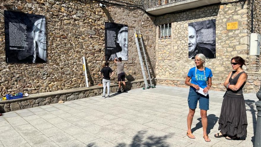 Un somrient Pere Miró rep l'aplaudiment dels assistents a l'acte després de ser designat Fill Predilecte de Manresa