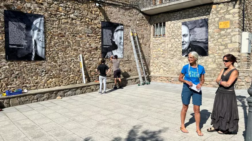 Instal·lació de les lones amb fotografies de gran format a Montellà, en una exposició que vol posar en valor la saviesa de la gent gran del poble
