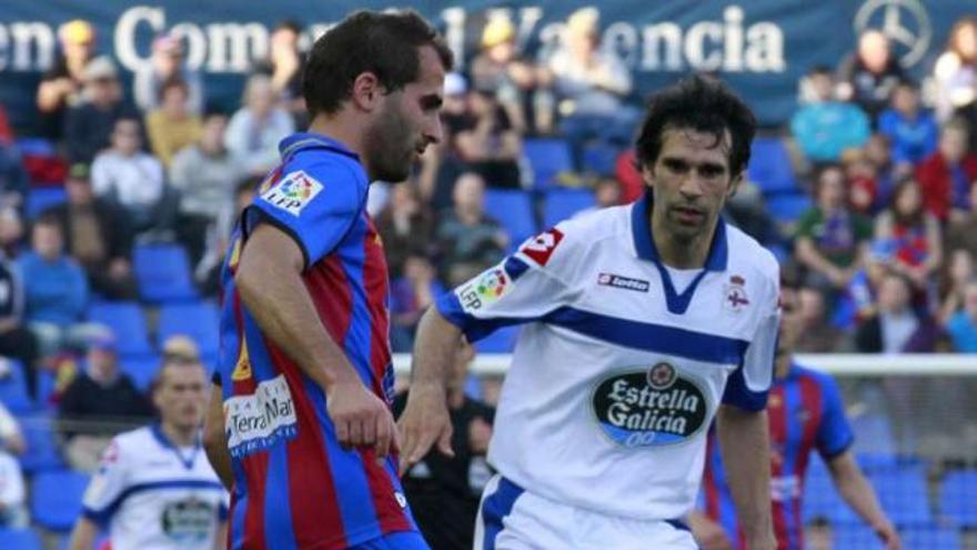 Barkero controla el balón ante Valerón, en el partido de esta temporada en Valencia. // A. Torres