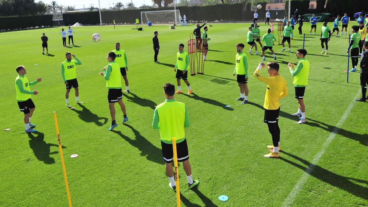 El Elche entrena en el campo municipal Díez Iborra al no tener instalaciones propias. | ANTONIO AMORÓS