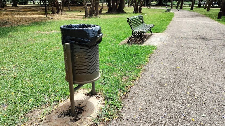El Ayuntamiento invierte más de 330.000 euros en privatizar la recogida de papeleras en los parques