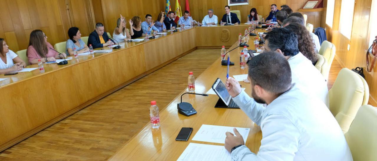 El pleno transcurrió con un debate intenso pero en un tono de cordialidad entre los distintos grupos.