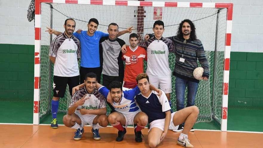 Miembros del equipo de Padre Rubinos, con su integrador social, Álex Riera, con el balón en la mano.