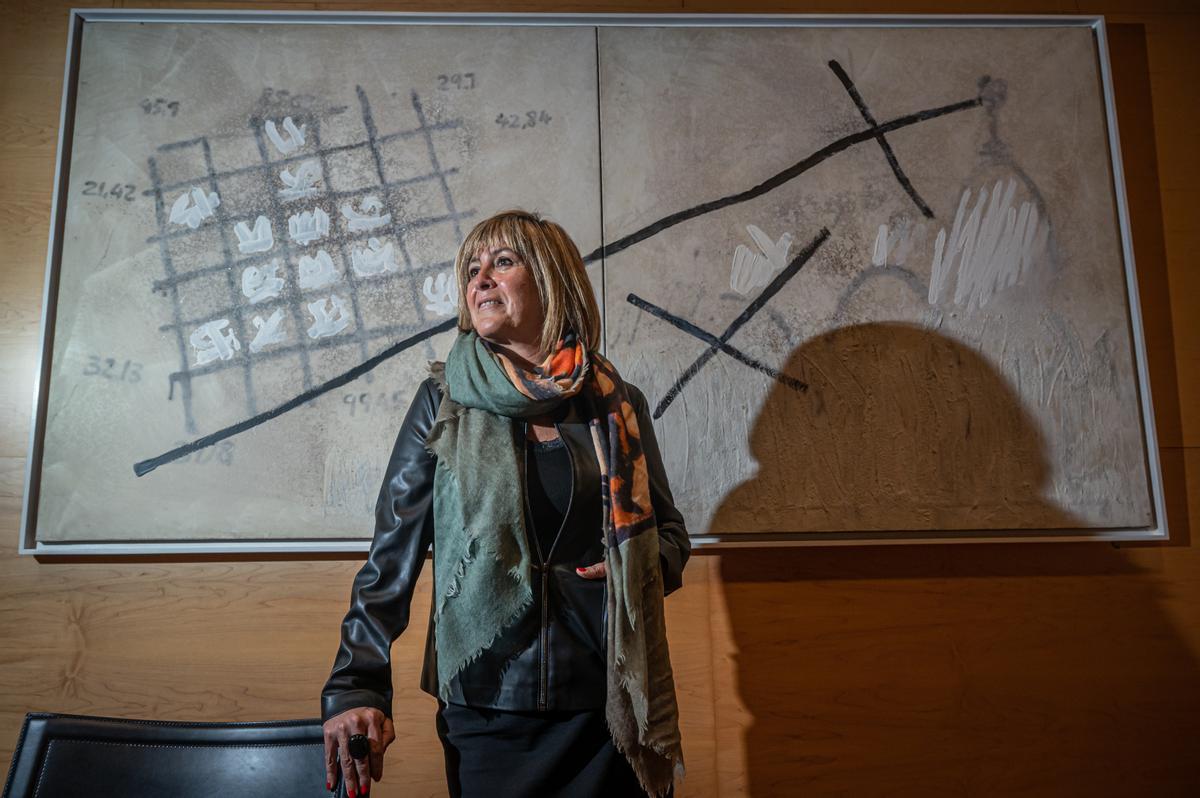 Núria Marín posa en una sala del Ayuntamiento de L'Hospitalet de Llobregat.