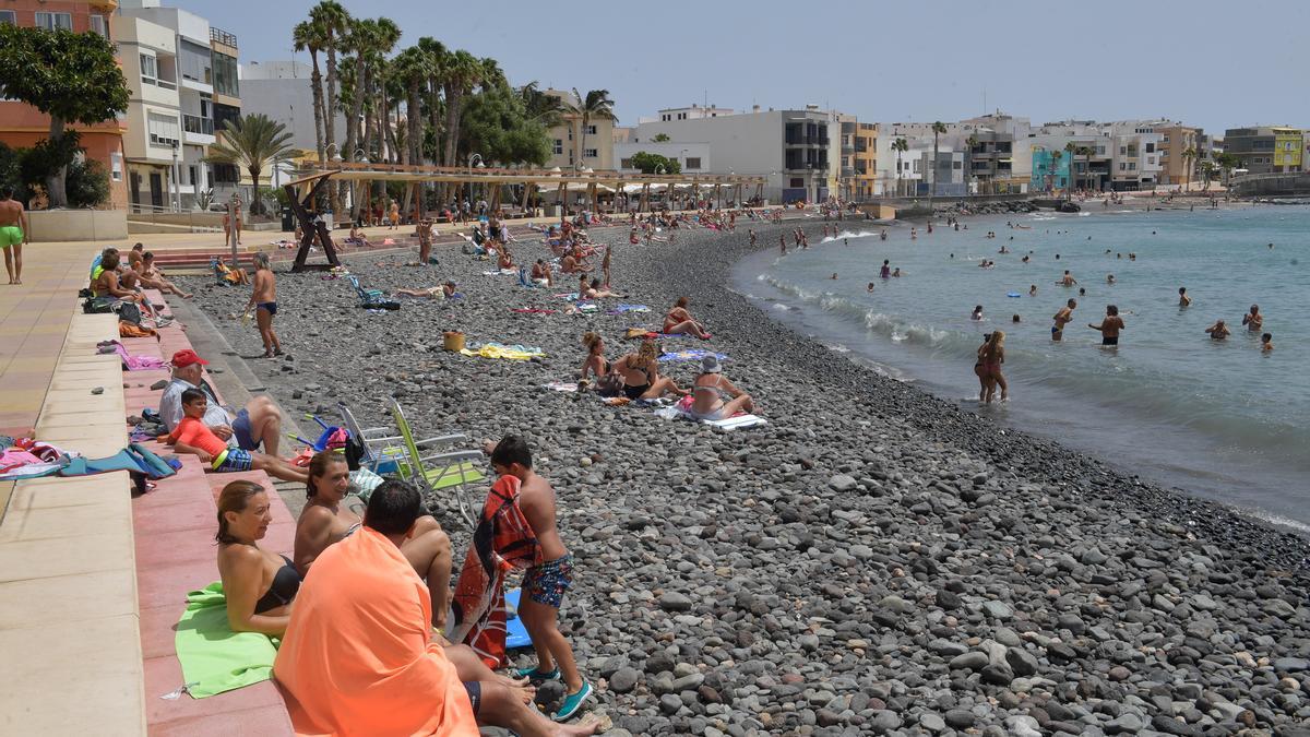 Bañistas y usuarios de la playa de Arinaga, en agosto del año pasado.