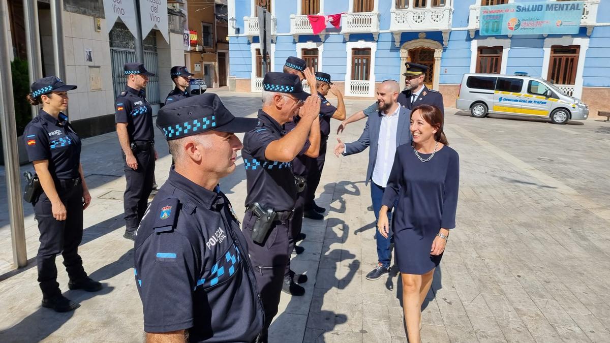 La alcaldesa de Bullas saludando a los agentes