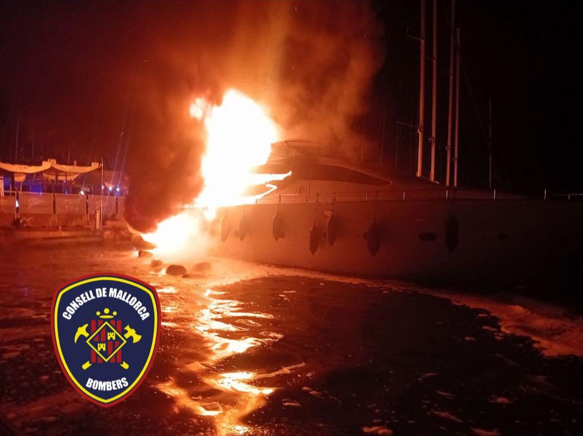 Arde un velero de 18 metros en s'Arenal Arde un velero de 18 metros en s'Arenal