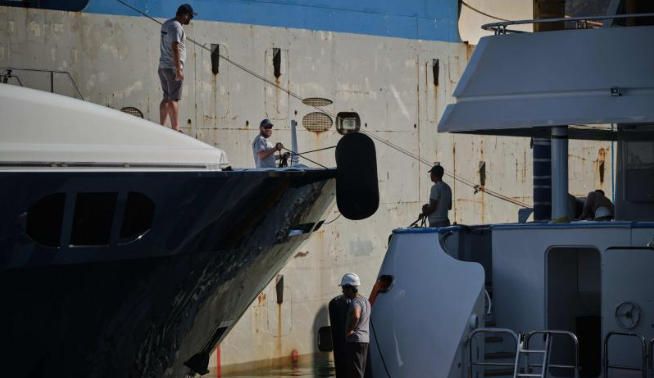 Un yate sumergido llega a Santa Cruz de Tenerife.