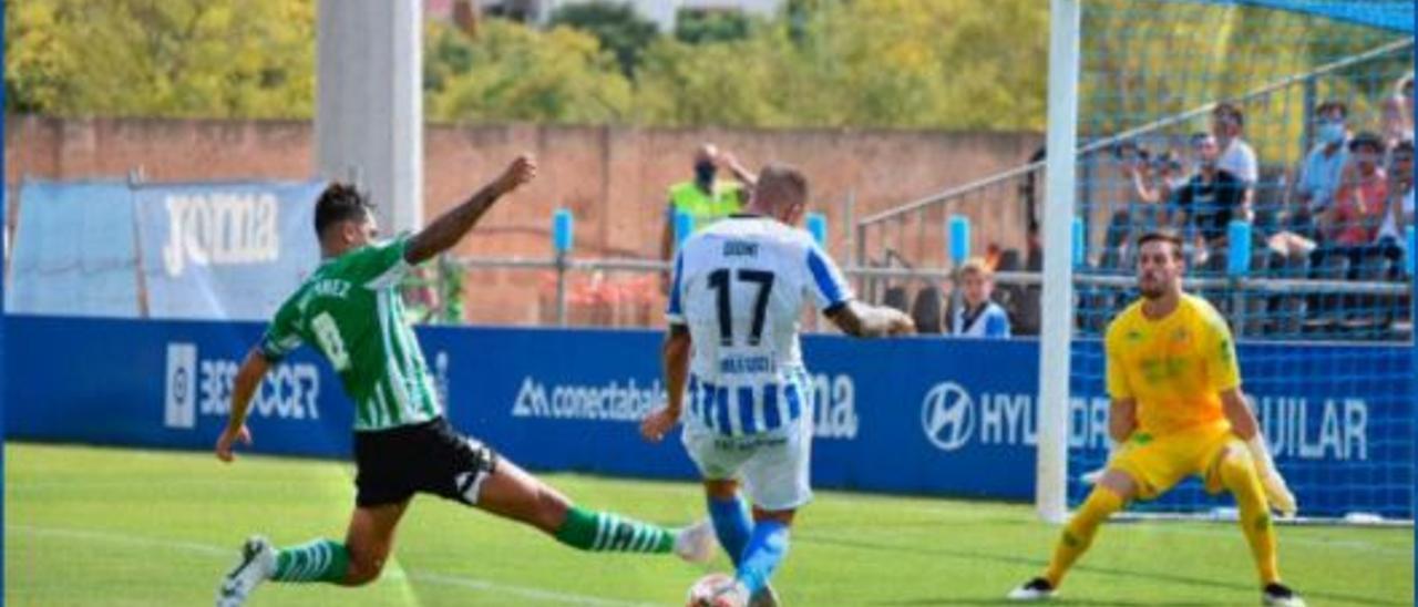 Dioni anota el tanto que dio la victoria al Baleares frente al Betis en el Estadi.