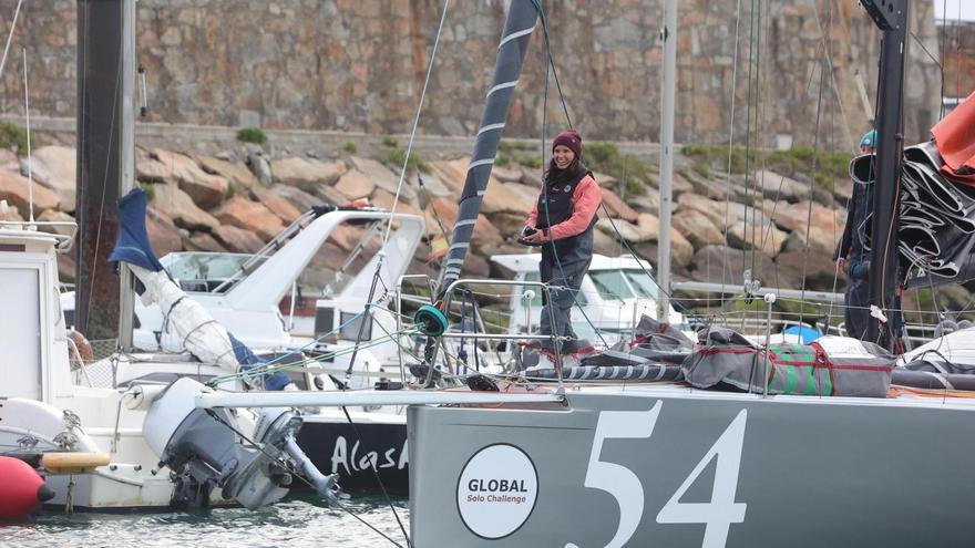 Así fue la llegada a A Coruña de Cole Brauer, la regatista estadounidense en completó la vuelta al mundo en 130 días