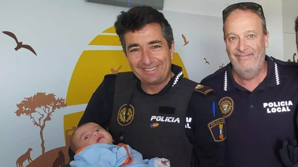 La Policía Local salva a un bebé de dos meses en Santa Pola