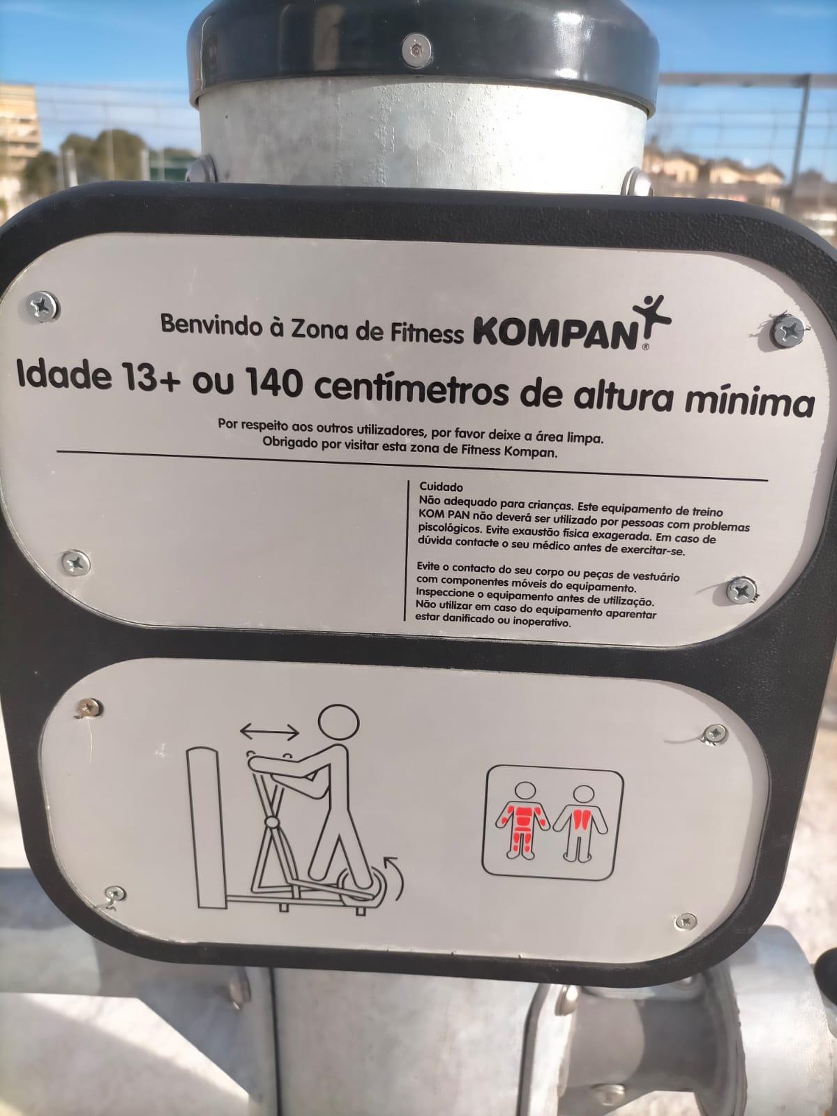 Explicación en portugués de las máquinas de ejercicio al aire libre del Parque Pignatelli
