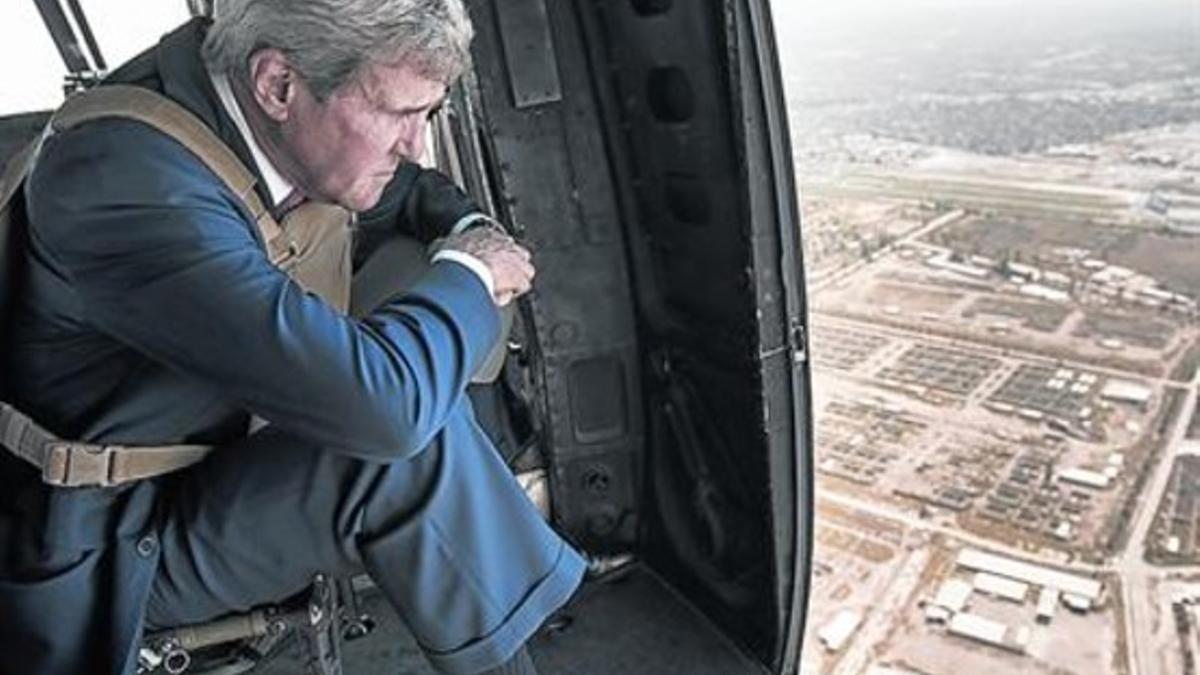 El secretario de Estado, John Kerry, sobrevuela en helicóptero el territorio iraquí, ayer.