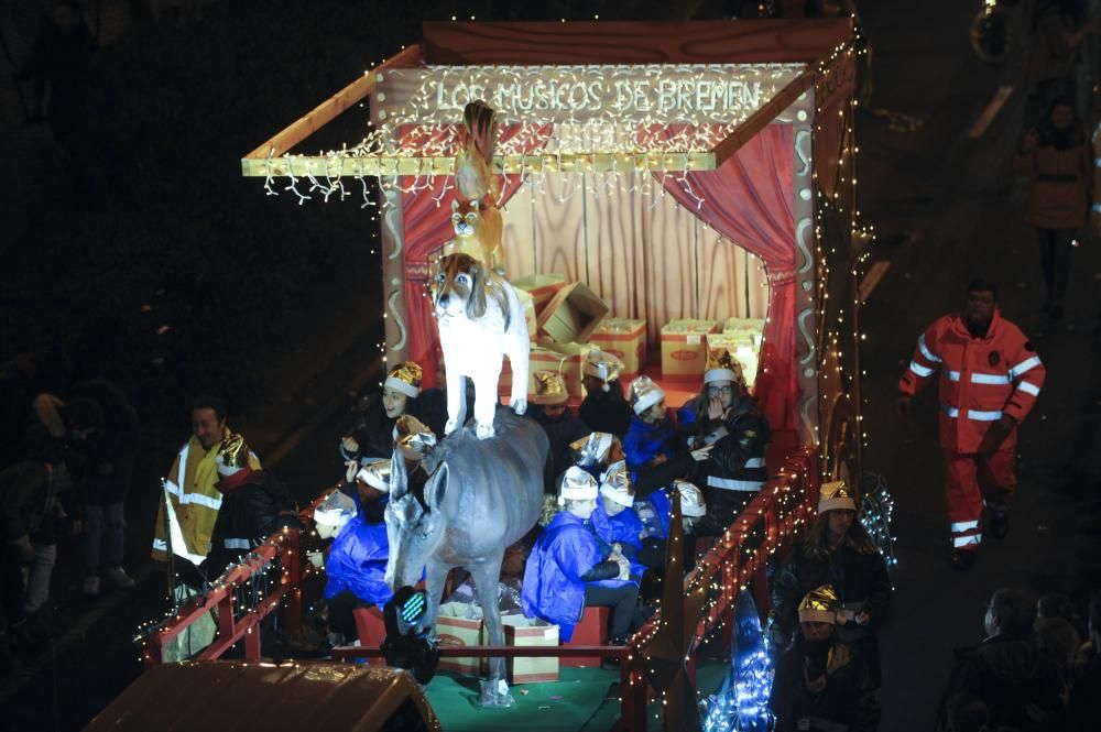 Los Reyes Magos recorren la ciudad desde O Castrillón hasta la plaza de María Pita.