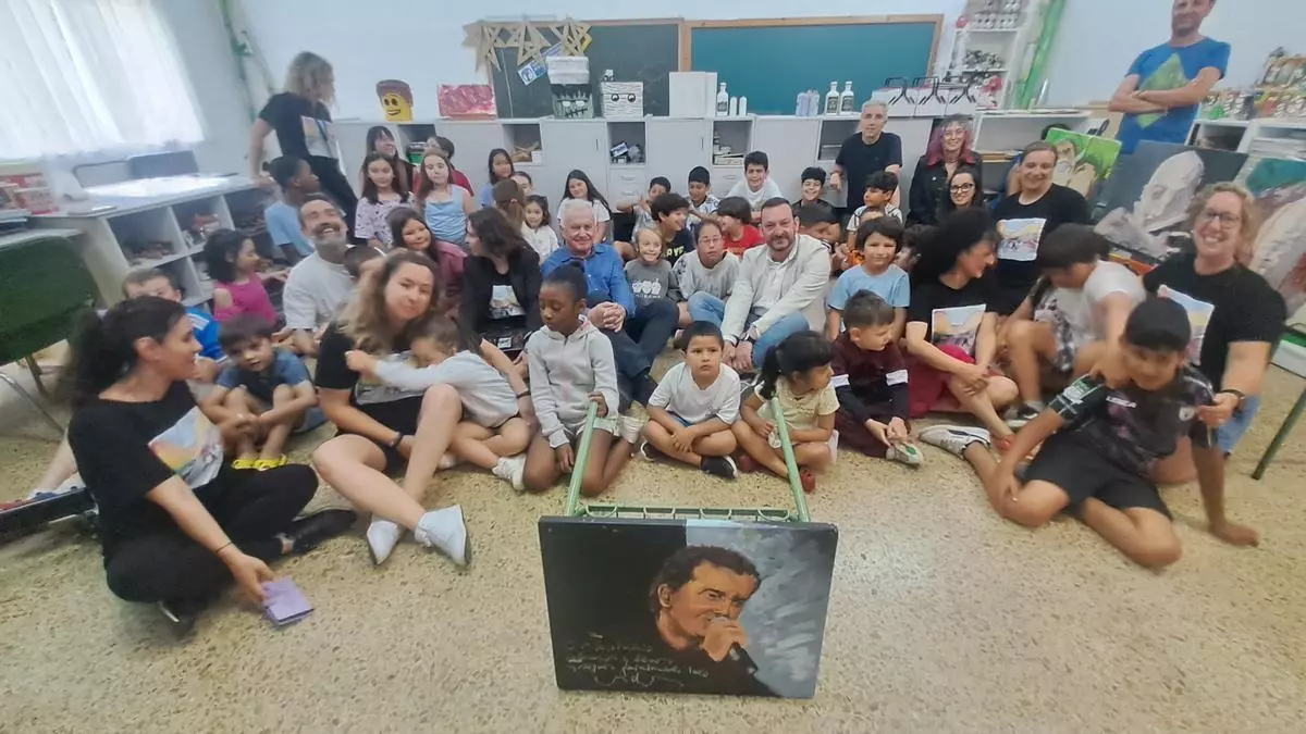 Los niños mierenses que estudian con canciones de Víctor Manuel por fin conocieron al artista: así fue su visita al colegio de Rioturbio antes de su histórico concierto