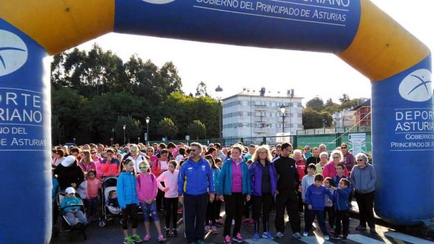 Los participantes, a la salida de la marcha.