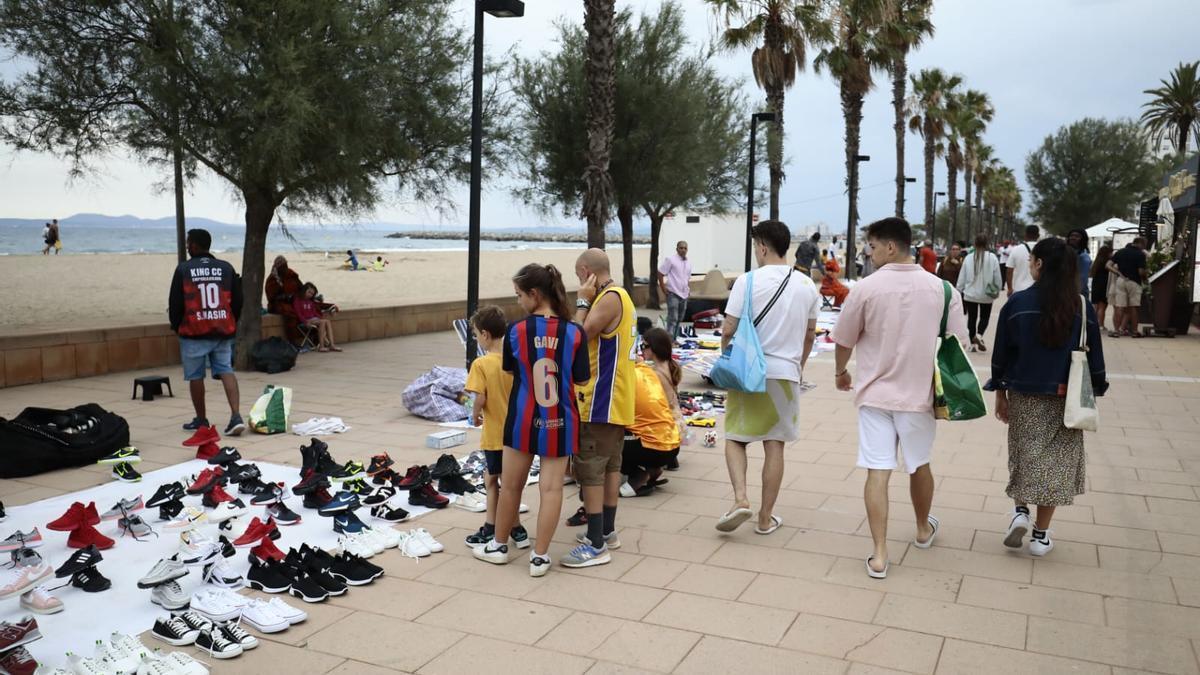 Venedors al passeig dijous a mitja tarda.