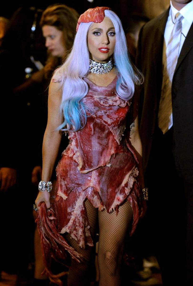 Lady Gaga con vestido de carne en 2010