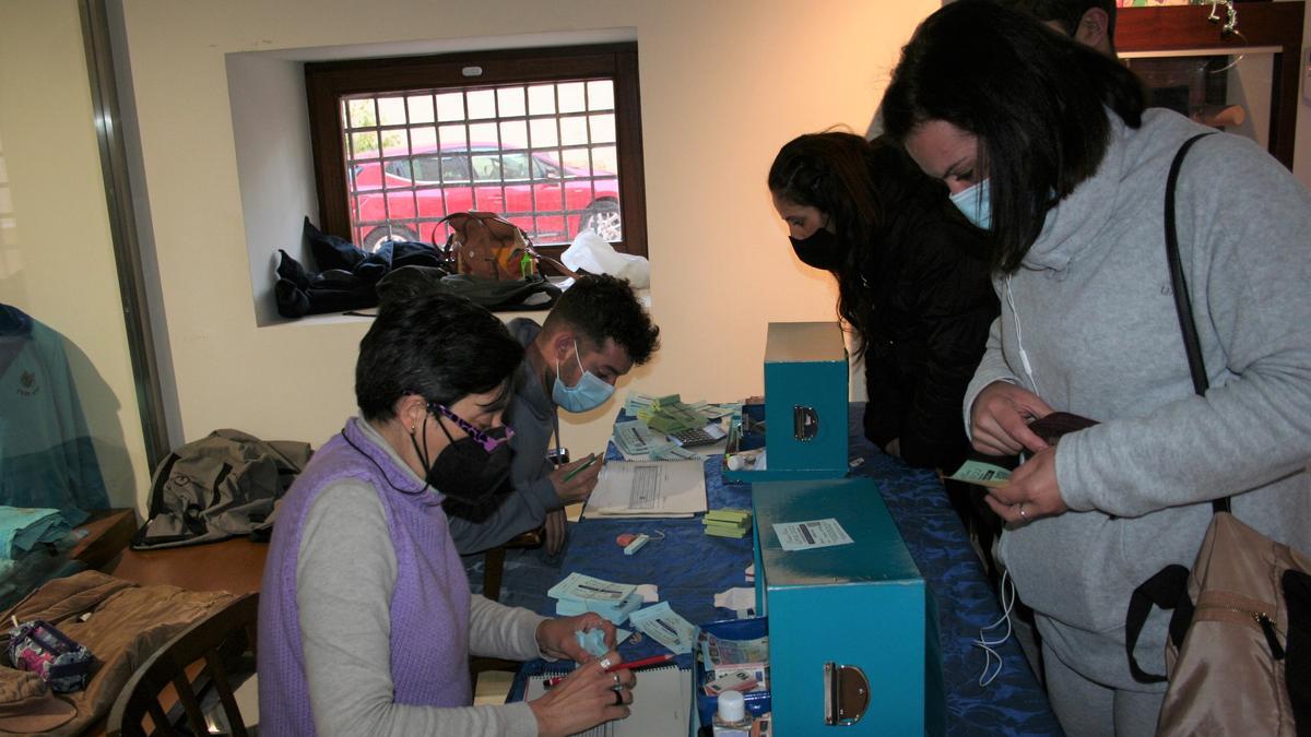 Últimos compradores de sillas en el Museo Azul de la Semana Santa, este lunes.